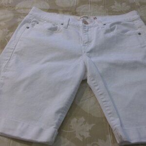 LEVI 515 LADIES WHITE JEAN  BERMUDA SHORTS SIZE 8